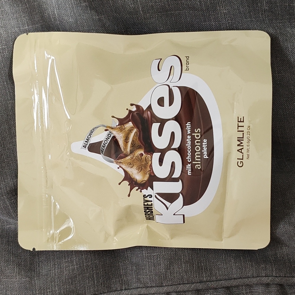 New - Eyeshadow - Hershey kisses almonds palette